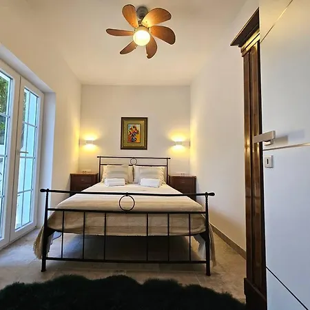 Pool House Arbanija 펜션 *