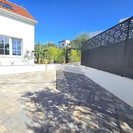 Pool House Arbanija 펜션