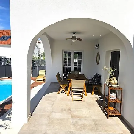 Pool House Arbanija Casa de Férias
