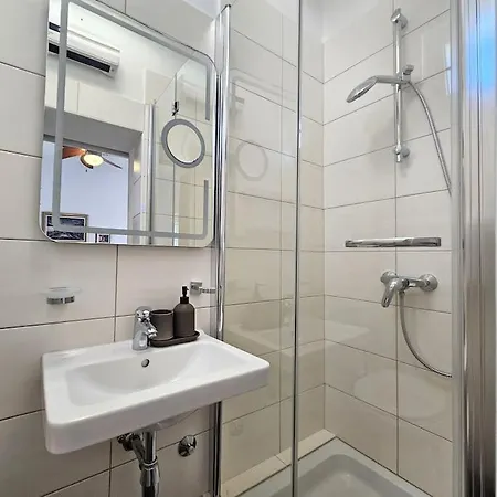 Pool House Arbanija 펜션 *