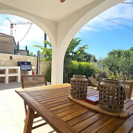 펜션 Pool House Arbanija 트로기르