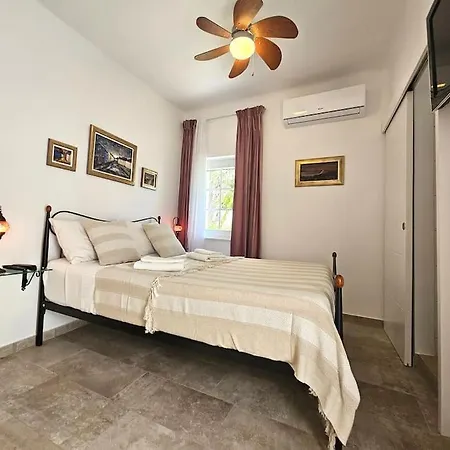 Pool House Arbanija * トロギール