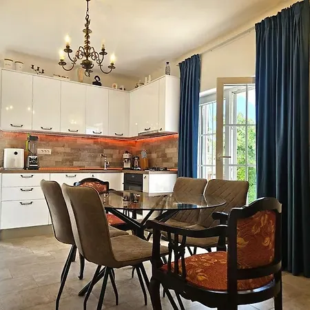 Pool House Arbanija * トロギール