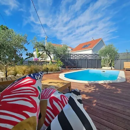 Pool House Arbanija Casa de Férias