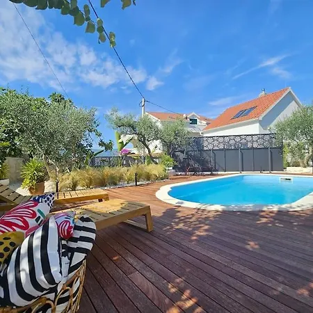 Pool House Arbanija 別荘 トロギール
